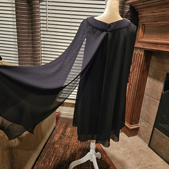 VINCE CAMUTO Black Chiffon Cape Effect Crepe Elegant Sheath Shift Dress Size 14 - Picture 5 of 6